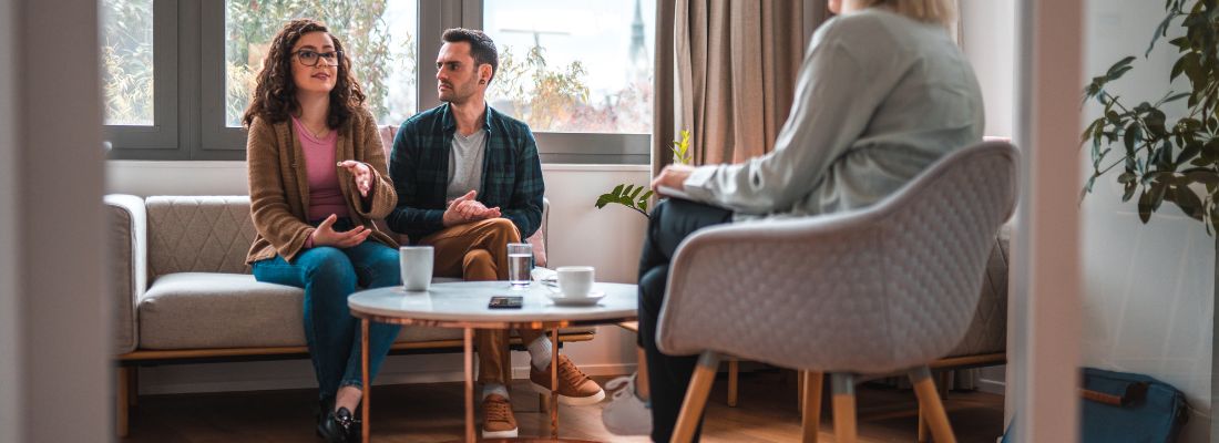 Eltern im Beratungsgespräch