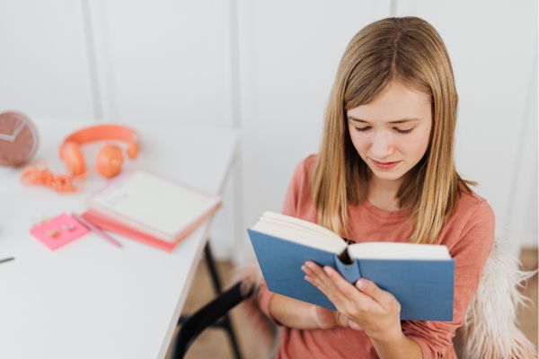 Kind beim Lesen