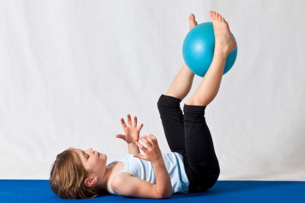 Kind hält Ball – Sensomotorik