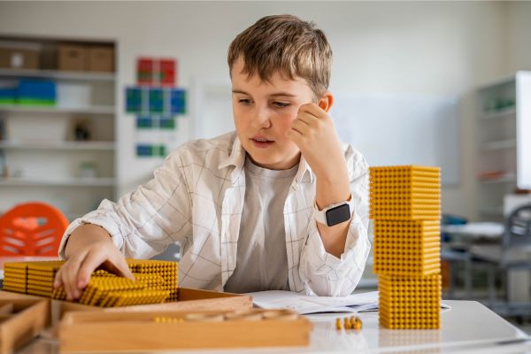 Kind mit strukturiertem Lernmaterial