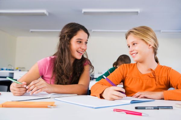 Soziale Interaktion – lachende Kinder