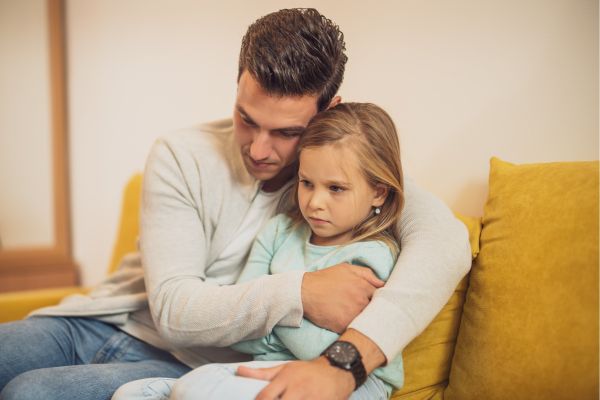 Verzweiflung im Alltag Vater und Kind Trost