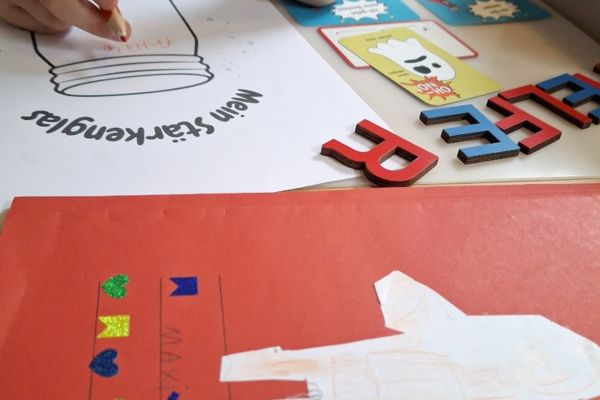 Kind schreibt Stärken – Emotional-sozialer Bereich